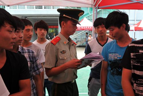 河北:應(yīng)征男青年參加征兵體檢 8月2日,在河北唐縣人武部征兵體檢站,戰(zhàn)士在對(duì)應(yīng)征男青年進(jìn)行身份核對(duì)。 日前,河北省2013年夏季征兵體檢工作陸續(xù)展開,各地應(yīng)征男青年紛紛到指定征兵體檢站進(jìn)行征兵體檢。 新華社記者 朱旭東 攝