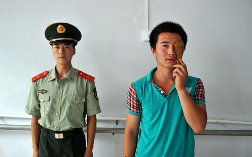 河北:應(yīng)征男青年參加征兵體檢 8月2日,應(yīng)征報(bào)名參軍的男青年(右)在河北唐縣人武部征兵體檢站接受視力檢測(cè)。 日前,河北省2013年夏季征兵體檢工作陸續(xù)展開,各地應(yīng)征男青年紛紛到指定征兵體檢站進(jìn)行征兵體檢。 新華社記者 朱旭東 攝