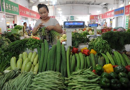 7月份我國CPI同比上漲2.7% 8月9日,在石家莊市一家菜市場,一位商販在整理蔬菜。 當日,國家統(tǒng)計局發(fā)布報告,7月份全國居民消費價格總水平(CPI)同比上漲2.7%,漲幅與上月持平。今年1至7月,全國CPI比去年同期上漲2.4%。 新華社記者王曉攝