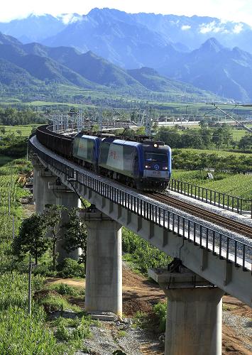 陜西西康鐵路二線秦嶺段通車運(yùn)營(yíng) 8月8日,一列火車運(yùn)行在秦嶺北麓的西康鐵路二線下河灘大橋上。 當(dāng)日,由中鐵電氣化局西鐵工程公司承建的西(西安)康(安康)鐵路二線西安南至柞水間線路開通運(yùn)營(yíng)。該段線路開通后,將大大緩解西安鐵路樞紐緊張的運(yùn)輸壓力。 西康鐵路二線北起隴海鐵路窯村車站,向南穿越秦嶺至陜西省安康市,線路全長(zhǎng)247.58公里。為盡快形成運(yùn)輸能力,西康鐵路二線采取“分段開通”的方案逐段開通。 新華社發(fā)(焦宏濤 攝)