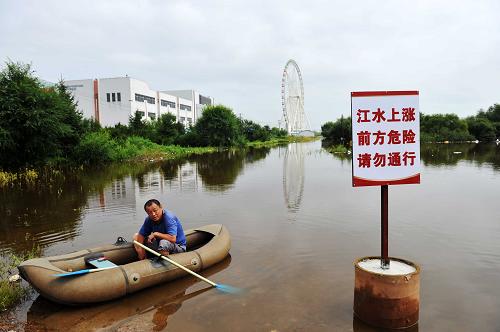 黑河:抗洪搶險(xiǎn) 8月8日,在黑河市大黑河島的公路旁,一塊警示牌立在上漲的江水中。 受黑龍江洪水及局地強(qiáng)降水的影響,黑河市黑龍江沿岸部分區(qū)縣陸續(xù)出現(xiàn)險(xiǎn)情災(zāi)情,政府部門(mén)全力組織抗洪工作,當(dāng)?shù)厝罕娕c森警、邊防官兵等一同抗擊洪水、保衛(wèi)家園。 新華社記者王建威攝