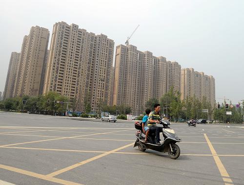 成都:7月份房價保持上漲態(tài)勢 這是成都市區(qū)一處待售的商業(yè)樓盤(8月19日攝)。 近日,國家統(tǒng)計局成都調(diào)查隊(duì)發(fā)布成都市7月房價監(jiān)測數(shù)據(jù),成都房價繼續(xù)保持上漲態(tài)勢,但上漲幅度繼續(xù)縮小。數(shù)據(jù)顯示,成都新建商品住宅價格環(huán)比上漲0.3%,漲幅較上個月回落0.6個百分點(diǎn);二手住宅價格環(huán)比上漲0.3%,漲幅較上月回落0.3個百分點(diǎn)。 新華社記者李橋橋攝