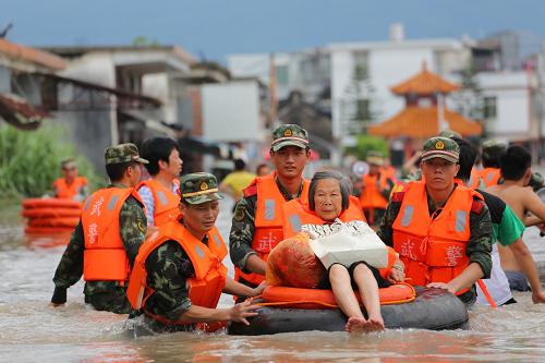 廣東普寧洪澇災害已致8人死亡 8月18日,在廣東普寧市,救災人員在轉移受困老人。 8月16日晚至18日特大暴雨引發(fā)的洪澇災害致使廣東普寧25個鄉(xiāng)鎮(zhèn)(農場、街道)受災,死亡人數(shù)已達8人。 截至18日晚,揭陽、普寧二級消防部門共出動6艘沖鋒舟和10艘橡皮艇轉移受災群眾,當?shù)夭筷牴俦⒐哺删?、民兵應急隊?000人次及市、鎮(zhèn)、村干部群眾10000多人投入到救災搶險工作,目前已轉移受洪水圍困群眾超過10萬人。 新華社發(fā)(盧偉銳攝)