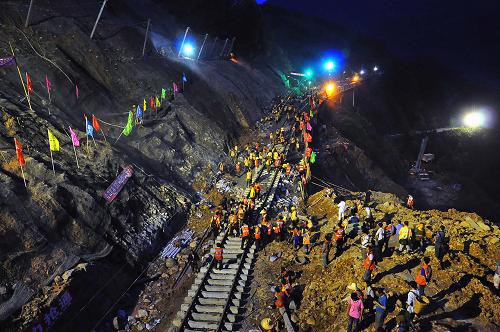 因山體滑坡中斷的內(nèi)昆鐵路恢復(fù)通車 8月19日,在內(nèi)昆鐵路搶險現(xiàn)場,成都鐵路局干部職工正加班施工。 8月19日23時59分,通過近2千名搶險人員的連續(xù)奮戰(zhàn),因山體滑坡中斷的內(nèi)昆鐵路恢復(fù)通車。 8月2日凌晨,位于云南昭通市的內(nèi)昆鐵路四川內(nèi)江至貴州六盤水段大關(guān)站至曾家坪子站區(qū)間發(fā)生山體滑坡,造成鐵路運輸中斷,導(dǎo)致40余趟列車停運,30余趟列車繞行。 新華社發(fā)(胡志強 攝)