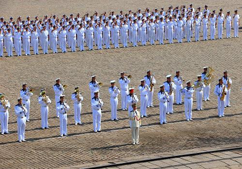 我海軍艦艇編隊出訪美國、澳大利亞、新西蘭三國 8月20日,海軍在青島某軍港進(jìn)行隆重歡送儀式,軍樂隊演奏軍樂。 當(dāng)日,由海軍北海艦隊導(dǎo)彈驅(qū)逐艦青島艦、導(dǎo)彈護(hù)衛(wèi)艦臨沂艦和綜合補(bǔ)給艦洪澤湖艦組成的艦艇編隊,在編隊指揮員、北海艦隊參謀長魏鋼少將率領(lǐng)下,從青島某軍港啟航,踏上了訪問美國、澳大利亞、新西蘭三國的航程。 出訪期間,編隊將參加中美海軍海上聯(lián)合搜救演習(xí),演習(xí)將在夏威夷附近海域進(jìn)行,中美海軍將互派演習(xí)聯(lián)絡(luò)官和觀察員;在澳大利亞訪問期間,青島艦將在杰維斯灣參加由13個國家艦艇參演的東盟防長擴(kuò)大會“海上安全”專家組實兵演習(xí),以及澳大利亞“軍艦進(jìn)駐悉尼港100周年”國際艦隊檢閱;之后,編隊將訪問新西蘭的奧克蘭港。 出訪編隊攜帶直升機(jī)1架,隨艦出訪官兵680余人,出訪總航程將達(dá)16000余海里。 新華社記者 查春明 攝