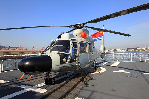 我海軍艦艇編隊出訪美國、澳大利亞、新西蘭三國 直-九型直升機(jī)是我國國產(chǎn)新型艦載直升機(jī),曾執(zhí)行過8個批次亞丁灣護(hù)航任務(wù),隨海軍艦艇編隊23次走出國門,出訪過50多個國家和地區(qū)(8月20日攝)。直-九型直升機(jī)可擔(dān)負(fù)海上搜救、空中航拍、偵查巡邏、搜潛反潛等任務(wù),被譽(yù)為“海空作戰(zhàn)多面手”。 當(dāng)日,由海軍北海艦隊導(dǎo)彈驅(qū)逐艦青島艦、導(dǎo)彈護(hù)衛(wèi)艦臨沂艦和綜合補(bǔ)給艦洪澤湖艦組成的艦艇編隊,在編隊指揮員、北海艦隊參謀長魏鋼少將率領(lǐng)下,從青島某軍港啟航,踏上了訪問美國、澳大利亞、新西蘭三國的航程。 出訪期間,編隊將參加中美海軍海上聯(lián)合搜救演習(xí),演習(xí)將在夏威夷附近海域進(jìn)行,中美海軍將互派演習(xí)聯(lián)絡(luò)官和觀察員;在澳大利亞訪問期間,青島艦將在杰維斯灣參加由13個國家艦艇參演的東盟防長擴(kuò)大會“海上安全”專家組實兵演習(xí),以及澳大利亞“軍艦進(jìn)駐悉尼港100周年”國際艦隊檢閱;之后,編隊將訪問新西蘭的奧克蘭港。 出訪編隊攜帶直升機(jī)1架,隨艦出訪官兵680余人,出訪總航程將達(dá)16000余海里。 新華社記者 查春明 攝