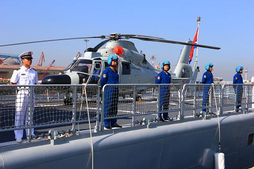 我海軍艦艇編隊出訪美國、澳大利亞、新西蘭三國 8月20日,參加出訪任務(wù)的海軍航空兵艦載直升機(jī)和機(jī)組人員。 當(dāng)日,由海軍北海艦隊導(dǎo)彈驅(qū)逐艦青島艦、導(dǎo)彈護(hù)衛(wèi)艦臨沂艦和綜合補(bǔ)給艦洪澤湖艦組成的艦艇編隊,在編隊指揮員、北海艦隊參謀長魏鋼少將率領(lǐng)下,從青島某軍港啟航,踏上了訪問美國、澳大利亞、新西蘭三國的航程。 出訪期間,編隊將參加中美海軍海上聯(lián)合搜救演習(xí),演習(xí)將在夏威夷附近海域進(jìn)行,中美海軍將互派演習(xí)聯(lián)絡(luò)官和觀察員;在澳大利亞訪問期間,青島艦將在杰維斯灣參加由13個國家艦艇參演的東盟防長擴(kuò)大會“海上安全”專家組實兵演習(xí),以及澳大利亞“軍艦進(jìn)駐悉尼港100周年”國際艦隊檢閱;之后,編隊將訪問新西蘭的奧克蘭港。 出訪編隊攜帶直升機(jī)1架,隨艦出訪官兵680余人,出訪總航程將達(dá)16000余海里。 新華社記者 查春明 攝