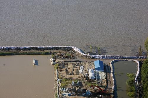 沈陽軍區(qū)出動直升機(jī)勘察黑龍江水情完善抗洪方案 記者在沈陽軍區(qū)陸航直升機(jī)上看到,同撫大堤險段沿線堤壩大部分已經(jīng)加固(8月26日攝)。 8月26日,沈陽軍區(qū)派出一架陸航米-171直升機(jī),沿黑龍江同江至撫遠(yuǎn)江段勘察同撫大堤險段、過水鄉(xiāng)鎮(zhèn)村屯以及已被淹沒自然地表的黑瞎子島等處。這次勘察的主要目的,是進(jìn)一步完善抗洪處置預(yù)案,確保妥善做好抗洪搶險工作。 受洪水長期浸泡及8月26日凌晨開始的5級大風(fēng)影響,黑龍江流域水勢上漲,險情嚴(yán)峻。同撫大堤部分地段被洪水沖刷掉近2米寬,僅16集團(tuán)軍2000余名官兵當(dāng)天就已排除76處漫堤、管涌等險情。 新華社記者 馬令 攝