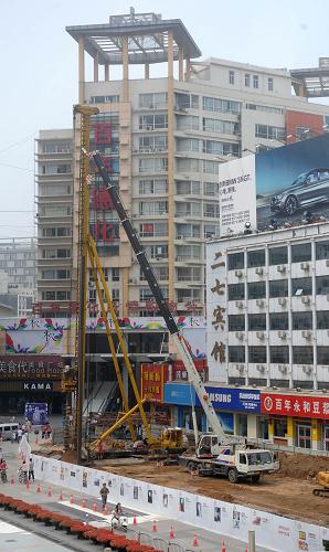 鄭州:“百年老街”大整容 8月28日,大型吊裝機(jī)械在德化街工地上施工。 目前,鄭州市德化街地下人防工程正在加緊施工。據(jù)了解,該工程在規(guī)劃時(shí)引入地下空間建設(shè)理念,集地下人防、地鐵通道、綜合配套三大功能于一體,建成后將極大地緩解市中心商業(yè)區(qū)人車(chē)混行、交通擁堵現(xiàn)狀,提升核心商業(yè)圈的集聚功能,增強(qiáng)鄭州城市防護(hù)能力。 位于鄭州市中心二七塔商業(yè)圈的德化街于1905年建成。 新華社記者 李博 攝