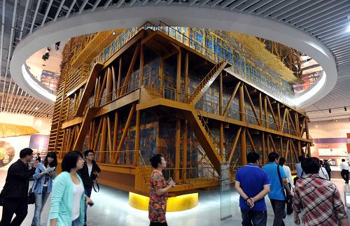 中國(guó)工業(yè)博物館(二期)建成將開放 8月29日,參觀者從中國(guó)工業(yè)博物館(二期)的淺海步行坐底式鉆井平臺(tái)旁走過。 近日,以綜合工業(yè)為題材的中國(guó)工業(yè)博物館(二期)已全面建成,將于9月1日正式對(duì)外開放,該館館藏的1.1萬余件陳列文物,對(duì)于記載工業(yè)歷史、傳承文明具有重要價(jià)值。 據(jù)了解,中國(guó)工業(yè)博物館是在沈陽市鐵西區(qū)衛(wèi)工北街沈陽鑄造博物館基礎(chǔ)上進(jìn)行改造擴(kuò)建的,共分10個(gè)展館,一期建設(shè)的通史館、機(jī)床館、鑄造館已于2012年5月18日開放,即將開放的二期展館包括冶金館、重裝館、機(jī)電館、汽車館、香港館、車模展和鐵西館。 新華社發(fā)(李浩 攝)