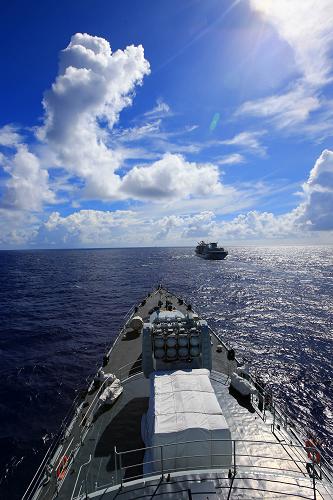 海軍出訪編隊在太平洋進行首次航行補給 當(dāng)?shù)貢r間8月30日,編隊指揮艦青島艦向洪澤湖補給艦靠近。 當(dāng)日,中國海軍出訪美國、澳大利亞、新西蘭艦艇編隊,在航行途中的太平洋海域進行第一次橫向補給。在近6個小時的補給中,洪澤湖綜合補給艦共為導(dǎo)彈驅(qū)逐艦青島艦和導(dǎo)彈護衛(wèi)艦臨沂艦補給淡水和燃油500余噸。 洪澤湖艦是我國自行制造的遠(yuǎn)洋綜合補給艦,長168.2米,寬21.8米,最大高度36.2米,滿載排水量20000余噸,具有較強的干貨和油料等綜合補給能力。 新華社記者查春明攝
