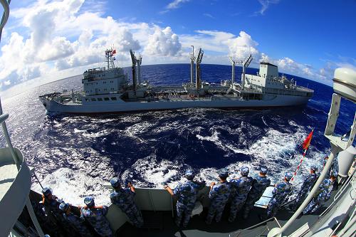 海軍出訪編隊在太平洋進行首次航行補給 當(dāng)?shù)貢r間8月30日,導(dǎo)彈驅(qū)逐艦青島艦準(zhǔn)確進入橫向補給陣位。 當(dāng)日,中國海軍出訪美國、澳大利亞、新西蘭艦艇編隊,在航行途中的太平洋海域進行第一次橫向補給。在近6個小時的補給中,洪澤湖綜合補給艦共為導(dǎo)彈驅(qū)逐艦青島艦和導(dǎo)彈護衛(wèi)艦臨沂艦補給淡水和燃油500余噸。 洪澤湖艦是我國自行制造的遠(yuǎn)洋綜合補給艦,長168.2米,寬21.8米,最大高度36.2米,滿載排水量20000余噸,具有較強的干貨和油料等綜合補給能力。 新華社記者查春明攝