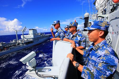 海軍出訪編隊在太平洋進行首次航行補給 當(dāng)?shù)貢r間8月30日,青島艦指揮員對橫向補給進行指揮。 當(dāng)日,中國海軍出訪美國、澳大利亞、新西蘭艦艇編隊,在航行途中的太平洋海域進行第一次橫向補給。在近6個小時的補給中,洪澤湖綜合補給艦共為導(dǎo)彈驅(qū)逐艦青島艦和導(dǎo)彈護衛(wèi)艦臨沂艦補給淡水和燃油500余噸。 洪澤湖艦是我國自行制造的遠(yuǎn)洋綜合補給艦,長168.2米,寬21.8米,最大高度36.2米,滿載排水量20000余噸,具有較強的干貨和油料等綜合補給能力。 新華社記者查春明攝