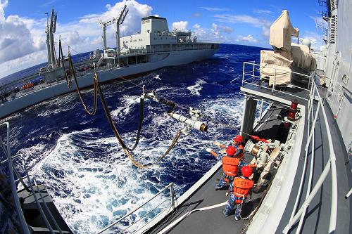 海軍出訪編隊在太平洋進行首次航行補給 當(dāng)?shù)貢r間8月30日,洪澤湖艦補給裝置滑向青島艦接收裝置。 當(dāng)日,中國海軍出訪美國、澳大利亞、新西蘭艦艇編隊,在航行途中的太平洋海域進行第一次橫向補給。在近6個小時的補給中,洪澤湖綜合補給艦共為導(dǎo)彈驅(qū)逐艦青島艦和導(dǎo)彈護衛(wèi)艦臨沂艦補給淡水和燃油500余噸。 洪澤湖艦是我國自行制造的遠(yuǎn)洋綜合補給艦,長168.2米,寬21.8米,最大高度36.2米,滿載排水量20000余噸,具有較強的干貨和油料等綜合補給能力。 新華社記者查春明攝
