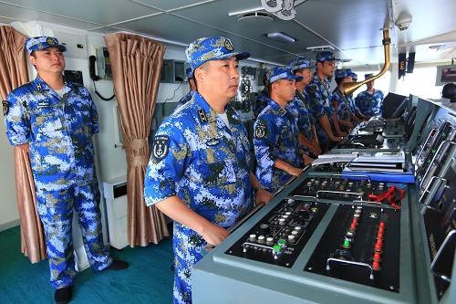 海軍出訪編隊在太平洋進行首次航行補給 當(dāng)?shù)貢r間8月30日,青島艦官兵在駕駛室操縱軍艦,保持航向航速。 當(dāng)日,中國海軍出訪美國、澳大利亞、新西蘭艦艇編隊在航行途中的太平洋海域進行第一次橫向補給。在近6個小時的補給中,洪澤湖綜合補給艦共為導(dǎo)彈驅(qū)逐艦青島艦和導(dǎo)彈護衛(wèi)艦臨沂艦補給淡水和燃油500余噸。 洪澤湖艦是我國自行制造的遠(yuǎn)洋綜合補給艦,長168.2米,寬21.8米,最大高度36.2米,滿載排水量20000余噸,具有較強的干貨和油料等綜合補給能力。 新華社記者查春明攝