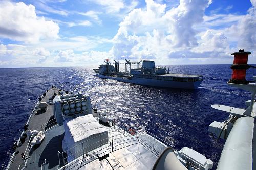 海軍出訪編隊在太平洋進行首次航行補給 當(dāng)?shù)貢r間8月30日,編隊指揮艦青島艦向洪澤湖補給艦靠近。 當(dāng)日,中國海軍出訪美國、澳大利亞、新西蘭艦艇編隊,在航行途中的太平洋海域進行第一次橫向補給。在近6個小時的補給中,洪澤湖綜合補給艦共為導(dǎo)彈驅(qū)逐艦青島艦和導(dǎo)彈護衛(wèi)艦臨沂艦補給淡水和燃油500余噸。 洪澤湖艦是我國自行制造的遠(yuǎn)洋綜合補給艦,長168.2米,寬21.8米,最大高度36.2米,滿載排水量20000余噸,具有較強的干貨和油料等綜合補給能力。 新華社記者查春明攝