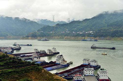 三峽樞紐新一輪175米試驗(yàn)性蓄水正式啟動(dòng) 9月10日,船舶??吭谌龒{大壩上游湖北省宜昌市秭歸縣沙灣錨地等待過(guò)閘。 當(dāng)日,三峽水利樞紐正式啟動(dòng)新一輪175米試驗(yàn)性蓄水。未來(lái)兩個(gè)月,三峽水庫(kù)水位將上漲近20米,并有望于10月底或11月漲至175米正常蓄水位。 三峽樞紐為長(zhǎng)江關(guān)鍵性骨干樞紐,其蓄水是一項(xiàng)復(fù)雜的系統(tǒng)工程。2008年啟動(dòng)175米試驗(yàn)性蓄水以來(lái),三峽樞紐已于2010、2011、2012連續(xù)3年成功蓄水至175米。 新華社發(fā)(鄭家裕 攝)