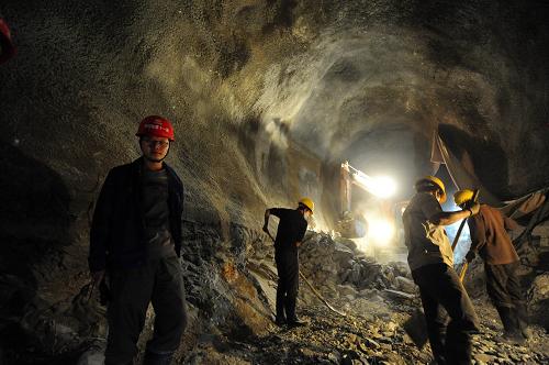 新疆蓋孜河“1庫5級”梯級水電站建設進展順利 中鐵十一局三公司的施工人員在蓋孜河“1庫5級”梯級水電站中的公格爾水電站進行施工(9月24日攝)。 蓋孜河流域地處新疆西南部,是喀什噶爾河水系的第二大河。蓋孜河流域中游河段“1庫5級”梯級水電站項目位于新疆克孜勒蘇柯爾克孜自治州阿克陶縣。雖然蓋孜河水資源充沛,開發(fā)建設水電工程項目有著得天獨厚的有利條件,但由于氣候惡劣、風沙嚴重、施工條件差、技術要求高、資金投入大等因素,造成水電站“缺席”,當地工農業(yè)用電十分緊張。 2009年,由廣西水利電業(yè)集團投資的蓋孜河“1庫5級”梯級水電站開工建設。工程五級水電站分別包括布侖口水庫及公格爾、蓋孜、托尕依、烏依塔克和土木秀克水電站,五級電站總裝機容量62萬千瓦,年發(fā)電量23億千瓦時,總投資約50億元。 克孜勒蘇柯爾克孜自治州“1庫5級”梯級水電站是集灌溉、發(fā)電、防洪和改善生態(tài)等功能于一體的大型水電站工程。水電站建成后,將使蓋孜河流域的水資源得到有效控制和調配,保證流域內的農林牧業(yè)灌溉用水及鹽漬化土地的改良。同時,水電站還可緩解克孜勒蘇、喀什兩地的用電緊張狀況,并減