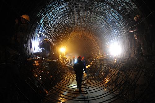 新疆蓋孜河“1庫5級”梯級水電站建設進展順利 中鐵十一局三公司的施工人員在蓋孜河“1庫5級”梯級水電站中的公格爾水電站引水隧洞內施工(9月24日攝)。 蓋孜河流域地處新疆西南部,是喀什噶爾河水系的第二大河。蓋孜河流域中游河段“1庫5級”梯級水電站項目位于新疆克孜勒蘇柯爾克孜自治州阿克陶縣。雖然蓋孜河水資源充沛,開發(fā)建設水電工程項目有著得天獨厚的有利條件,但由于氣候惡劣、風沙嚴重、施工條件差、技術要求高、資金投入大等因素,造成水電站“缺席”,當地工農業(yè)用電十分緊張。 2009年,由廣西水利電業(yè)集團投資的蓋孜河“1庫5級”梯級水電站開工建設。工程五級水電站分別包括布侖口水庫及公格爾、蓋孜、托尕依、烏依塔克和土木秀克水電站,五級電站總裝機容量62萬千瓦,年發(fā)電量23億千瓦時,總投資約50億元。 克孜勒蘇柯爾克孜自治州“1庫5級”梯級水電站是集灌溉、發(fā)電、防洪和改善生態(tài)等功能于一體的大型水電站工程。水電站建成后,將使蓋孜河流域的水資源得到有效控制和調配,保證流域內的農林牧業(yè)灌溉用水及鹽漬化土地的改良。同時,水電站還可緩解克孜勒蘇、喀什兩地的用電緊張狀況,