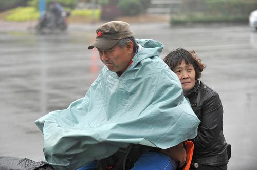 濟(jì)南迎來(lái)大幅降溫 10月14日,在濟(jì)南市玉函路,市民冒雨出行。 當(dāng)日,受強(qiáng)冷空氣影響,濟(jì)南市區(qū)出現(xiàn)幅度超過(guò)12攝氏度的強(qiáng)降溫天氣,并伴有降雨和短時(shí)大風(fēng)。濟(jì)南市氣象部門提醒大家及時(shí)增添衣物,謹(jǐn)防感冒,同時(shí)要加固圍板、棚架、廣告牌等易被風(fēng)吹動(dòng)的搭建物。 新華社記者 徐速繪 攝