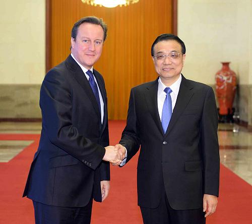 李克強(qiáng)舉行歡迎儀式歡迎英國首相卡梅倫訪華 12月2日,中國國務(wù)院總理李克強(qiáng)在北京人民大會堂北大廳舉行歡迎儀式,歡迎來華進(jìn)行正式訪問并出席中英總理年度會晤的英國首相卡梅倫。 新華社記者 李濤 攝
