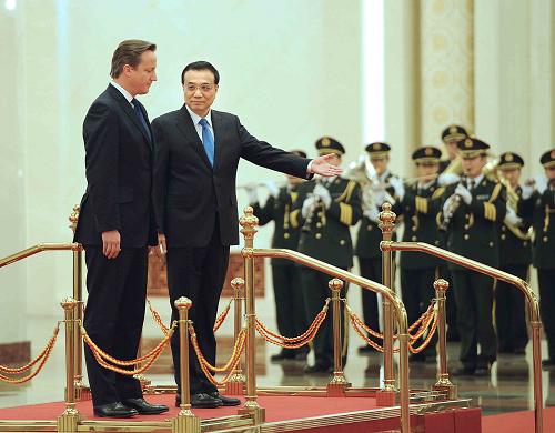 李克強(qiáng)舉行歡迎儀式歡迎英國首相卡梅倫訪華 12月2日,中國國務(wù)院總理李克強(qiáng)在北京人民大會堂北大廳舉行歡迎儀式,歡迎來華進(jìn)行正式訪問并出席中英總理年度會晤的英國首相卡梅倫。 新華社記者 李濤 攝