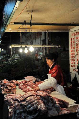 11月份CPI同比上漲3.0% 12月9日,吉林長(zhǎng)春一處農(nóng)貿(mào)市場(chǎng)內(nèi),一名肉販在整理貨品。 當(dāng)日,國(guó)家統(tǒng)計(jì)局發(fā)布數(shù)據(jù),2013年11月份全國(guó)居民消費(fèi)價(jià)格總水平(CPI)同比上漲3.0%,漲幅比上月回落0.2個(gè)百分點(diǎn)。 新華社記者 張楠 攝
