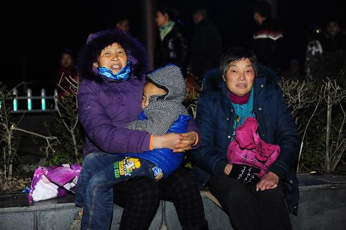湖北巴東地震后的不眠之夜 12月17日凌晨,居民在巴東縣巫峽廣場(chǎng)躲避余震的發(fā)生。 據(jù)中國(guó)地震臺(tái)網(wǎng)測(cè)定:12月16日13時(shí)4分在湖北省恩施土家族苗族自治州巴東縣發(fā)生5.1級(jí)地震,震源深度5千米,震中位于巴東縣東瀼口鎮(zhèn)。地震已導(dǎo)致3人受傷,近8000間房屋受損。 新華社記者 郝同前 攝