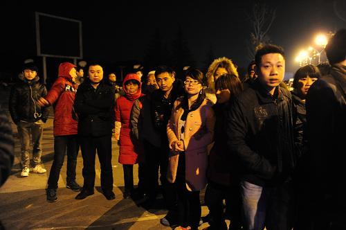 湖北巴東地震后的不眠之夜 12月17日凌晨,居民在巴東縣巫峽廣場(chǎng)躲避余震的發(fā)生。 據(jù)中國(guó)地震臺(tái)網(wǎng)測(cè)定:12月16日13時(shí)4分在湖北省恩施土家族苗族自治州巴東縣發(fā)生5.1級(jí)地震,震源深度5千米,震中位于巴東縣東瀼口鎮(zhèn)。地震已導(dǎo)致3人受傷,近8000間房屋受損。 新華社記者 郝同前 攝