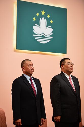 澳門特區(qū)舉行酒會(huì)隆重慶祝澳門回歸祖國(guó)暨澳門特區(qū)成立14周年 12月20日,全國(guó)政協(xié)副主席何厚鏵(左)和澳門特別行政區(qū)行政長(zhǎng)官崔世安在慶祝酒會(huì)上。 當(dāng)日,澳門特別行政區(qū)政府在澳門旅游塔會(huì)展中心舉行盛大酒會(huì),隆重慶祝澳門回歸祖國(guó)暨澳門特別行政區(qū)成立14周年。 新華社記者 張金加 攝