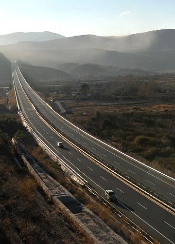 大理至麗江高速公路正式通車(chē) 車(chē)輛在云南大理至麗江高速公路上行駛(12月29日攝)。 12月30日,連接大理和麗江的云南大麗高速公路正式通車(chē)。大麗高速公路起于云南省大理白族自治州鳳儀鎮(zhèn),止于麗江市拉市鎮(zhèn),是國(guó)家高速公路網(wǎng)規(guī)劃的杭州至瑞麗公路的聯(lián)絡(luò)線。該項(xiàng)目概算總投資188億元,建設(shè)總里程259公里,是云南公路建設(shè)史上投資規(guī)模最大、建設(shè)里程最長(zhǎng)的高速公路項(xiàng)目。大麗高速公路為雙向4車(chē)道,從大理到麗江2小時(shí)左右可達(dá);目前從昆明到麗江已實(shí)現(xiàn)全程高速,駕車(chē)6小時(shí)左右可達(dá)。 新華社記者 藺以光 攝
