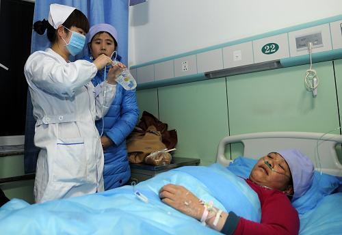 中國寧夏西吉縣發(fā)生踩踏事故致14人死亡 1月5日,在寧夏西吉縣人民醫(yī)院,傷員正在接受救治。 當(dāng)日,中國寧夏固原市西吉縣北大寺發(fā)生踩踏事故,目前已造成14人死亡,其余10名受傷人員正在醫(yī)院接受救治。 記者在西吉縣采訪了解到,5日上午,部分群眾到西吉縣北大寺參加已故宗教人士忌日紀(jì)念活動(dòng),13時(shí)左右,在為信教群眾散發(fā)油香(油餅)過程中,由于群眾相互擁擠,發(fā)生意外踩踏事故。 新華社記者李然攝