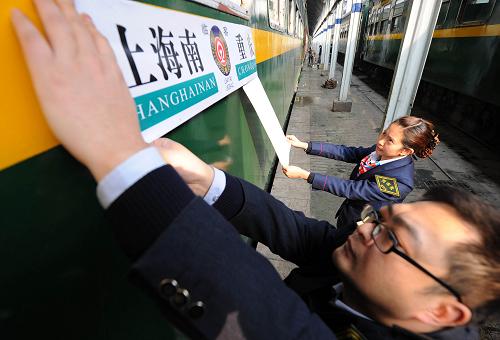 重慶開行2014春運首列臨客列車 1月13日,L839次列車乘務(wù)員在張貼臨客列車號牌。 1月14日凌晨3點02分,重慶至上海南L839次列車從重慶菜園壩火車站發(fā)車。這是重慶鐵路為2014年春運發(fā)出的首列臨客列車。此班列車將于16日凌晨到達上海南站,稍事整備后立即返回重慶。 新華社記者李健攝
