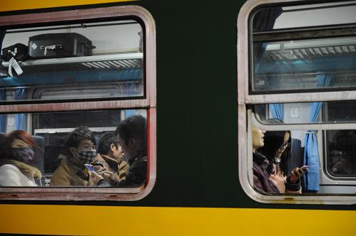 重慶開行2014春運首列臨客列車 1月14日,乘客在L839次列車上等待發(fā)車。 1月14日凌晨3點02分,重慶至上海南L839次列車從重慶菜園壩火車站發(fā)車。這是重慶鐵路為2014年春運發(fā)出的首列臨客列車。此班列車將于16日凌晨到達上海南站,稍事整備后立即返回重慶。 新華社記者李健攝