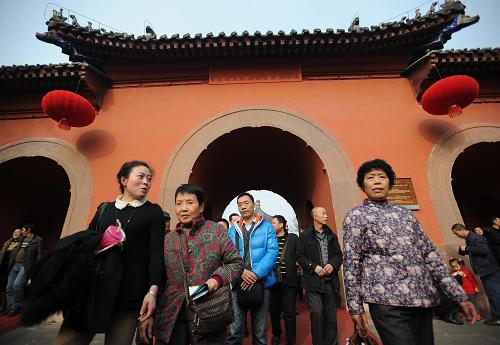 春節(jié)黃金周四川旅游總收入逾179億元 游客在成都武侯祠景區(qū)內(nèi)游玩(2月1日攝)。 據(jù)四川省旅游局統(tǒng)計,2014年春節(jié)黃金周期間,四川省共實現(xiàn)旅游收入179.33億元、同比增長26.8%,接待游客4416.38 萬人次、同比增長20.2%;其中過夜旅游者1299.92萬人次,同比增長16.9%;一日游游客3116.45萬人次,同比增長21.7%。 新華社記者 薛玉斌 攝