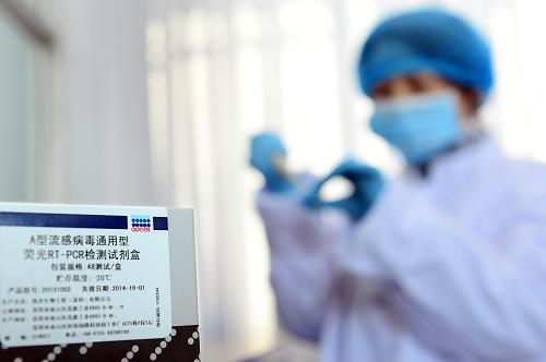 目擊H7N9禽流感實(shí)驗(yàn)室檢測過程 PCR實(shí)驗(yàn)室工作人員在反應(yīng)混合物配制區(qū)對樣本添加RT-PCR反應(yīng)液(2月12日攝)。 2月12日,記者在山東省諸城市綠安檢測中心PCR實(shí)驗(yàn)室,目擊H7N9禽流感檢測過程。在經(jīng)過取樣、樣本處理、放入離心機(jī)、熒光RT-PCR反應(yīng)液、熒光RT-PCR檢測等步驟從而檢測出樣本呈陰性或陽性。山東省是畜禽養(yǎng)殖和加工大省,截至2月13日,該省沒有出現(xiàn)H7N9禽流感疫情。 新華社記者郭緒雷攝