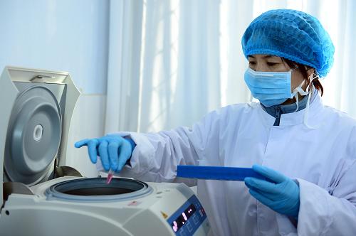 目擊H7N9禽流感實(shí)驗(yàn)室檢測過程 PCR實(shí)驗(yàn)室工作人員將樣本放入臺式離心機(jī)(2月12日攝)。 2月12日,記者在山東省諸城市綠安檢測中心PCR實(shí)驗(yàn)室,目擊H7N9禽流感檢測過程。在經(jīng)過取樣、樣本處理、放入離心機(jī)、熒光RT-PCR反應(yīng)液、熒光RT-PCR檢測等步驟從而檢測出樣本呈陰性或陽性。山東省是畜禽養(yǎng)殖和加工大省,截至2月13日,該省沒有出現(xiàn)H7N9禽流感疫情。 新華社記者郭緒雷攝