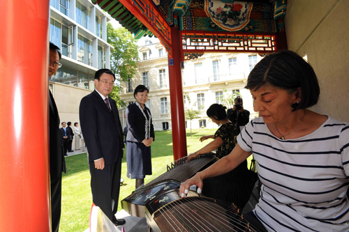 7月5日,正在法國進(jìn)行正式友好訪問的中共中央政治局常委、中央紀(jì)委書記賀國強(qiáng)參觀巴黎中國文化中心。這是賀國強(qiáng)在欣賞中心學(xué)員彈奏古箏樂曲。新華社記者李濤攝