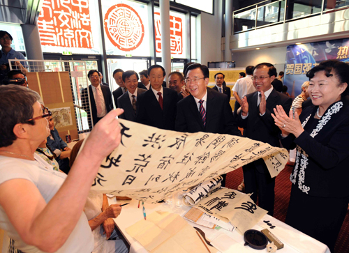 7月5日,正在法國進(jìn)行正式友好訪問的中共中央政治局常委、中央紀(jì)委書記賀國強(qiáng)參觀巴黎中國文化中心。這是賀國強(qiáng)在觀看中心學(xué)員的書畫作品。新華社記者李濤攝
