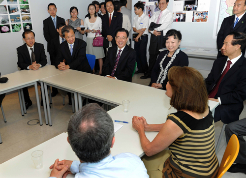 7月5日,正在法國進(jìn)行正式友好訪問的中共中央政治局常委、中央紀(jì)委書記賀國強(qiáng)參觀巴黎中國文化中心。這是賀國強(qiáng)與正在上漢語教學(xué)課的外國學(xué)員親切交流。新華社記者李濤攝