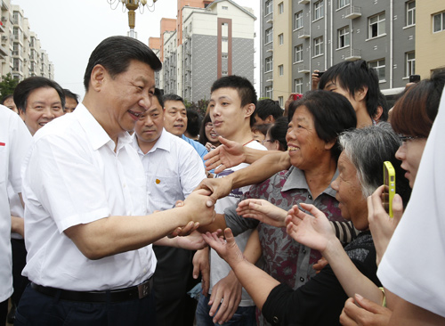 7月11日至12日,中共中央總書記、國家主席、中央軍委主席習(xí)近平在河北省調(diào)研指導(dǎo)黨的群眾路線教育實踐活動。這是習(xí)近平看望正定縣塔元莊村村民并同他們親切握手。