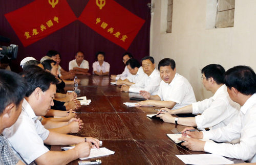 7月11日至12日,中共中央總書記、國家主席、中央軍委主席習(xí)近平在河北省調(diào)研指導(dǎo)黨的群眾路線教育實踐活動。這是習(xí)近平在平山縣西柏坡九月會議舊址同縣鄉(xiāng)村干部、老黨員和群眾代表座談。