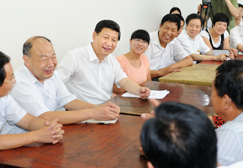 7月11日至12日,中共中央總書記、國家主席、中央軍委主席習(xí)近平在河北省調(diào)研指導(dǎo)黨的群眾路線教育實踐活動。這是習(xí)近平在正定縣塔元莊村社區(qū)綜合服務(wù)中心看望鎮(zhèn)村干部和村民。