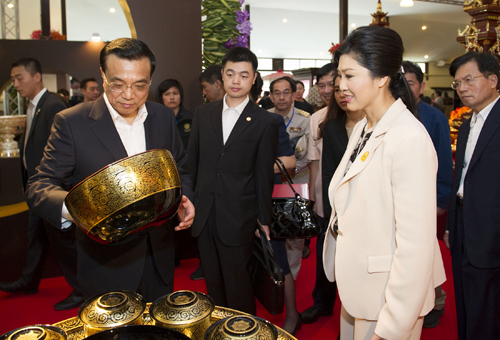 10月13日,國務(wù)院總理李克強(qiáng)在泰國總理英拉陪同下,在清邁參觀“一村一產(chǎn)品”項(xiàng)目。這是李克強(qiáng)參觀手工藝品展示。 新華社記者 黃敬文 攝