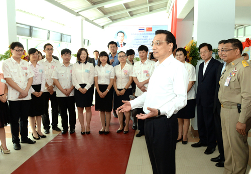 10月13日,正在泰國(guó)訪問(wèn)的中國(guó)國(guó)務(wù)院總理李克強(qiáng)參觀具有110多年歷史的清邁崇華新生華立學(xué)校。這是李克強(qiáng)與學(xué)校漢語(yǔ)教師和志愿者交談。新華社記者 劉建生 攝