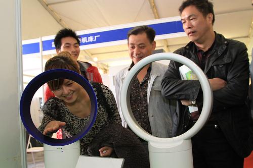 10月27日,參觀者在嵊州舉行的電機(jī)展覽會(huì)上參觀無(wú)葉電扇。新華社發(fā)(金樂(lè)平 攝)