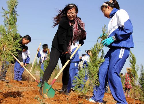 3月10日,棗莊市第四十一中學的一名學生和媽媽一起在永安鄉(xiāng)蓮花山栽植側柏樹。當日,在植樹節(jié)到來之際,山東省棗莊市青少年開展“我與小樹共成長”綠色環(huán)?;顒?,對青少年進行“愛綠、植綠、護綠”教育。孩子們親手種下一顆顆小樹,為城市增添新綠。