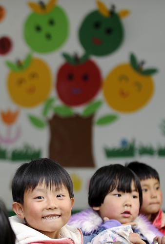 在寧夏固原市原州區(qū)頭營(yíng)小學(xué)幼兒園內(nèi),孩子們?cè)谄恋慕淌依铮?月11日攝)。寧夏固原市原州區(qū)在建設(shè)圓德村移民安置點(diǎn)的同時(shí),配套建設(shè)了頭營(yíng)小學(xué)幼兒園,解決了圓德村及頭營(yíng)村的幼兒就近入園問(wèn)題。現(xiàn)如今,頭營(yíng)小學(xué)幼兒園的139名農(nóng)村娃娃享受到了和城里孩子一樣的教育資源。據(jù)了解,寧夏固原市決定到2013年新建、改擴(kuò)建鄉(xiāng)鎮(zhèn)、行政村幼兒園119所,逐步滿足農(nóng)村適齡幼兒接受學(xué)前教育的需求。