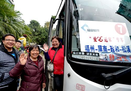 2月7日,乘坐“愛心返家”專車回家的外來務(wù)工者向送行的員工揮手致意。新華社記者 張國俊 攝