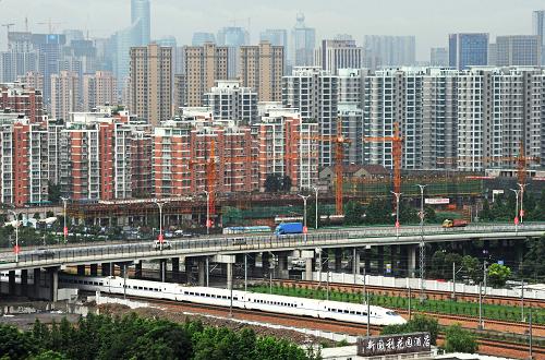 一列高鐵試驗(yàn)車從浙江省杭州市一處建設(shè)中的商品房住宅區(qū)旁駛過(guò)(6月30日攝)。據(jù)浙江省統(tǒng)計(jì)局最新統(tǒng)計(jì)數(shù)據(jù)顯示,浙江省2013年上半年生產(chǎn)總值達(dá)16954億元,按可比價(jià)格計(jì)算,比2012年同期增長(zhǎng)8.3%。新華社記者 譚進(jìn) 攝